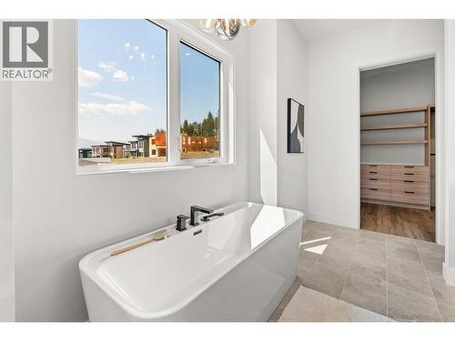 901 Melrose Street, Kelowna, BC - Indoor Photo Showing Bathroom
