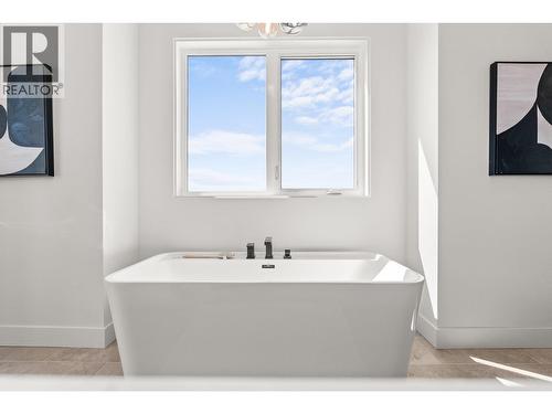 901 Melrose Street, Kelowna, BC - Indoor Photo Showing Bathroom