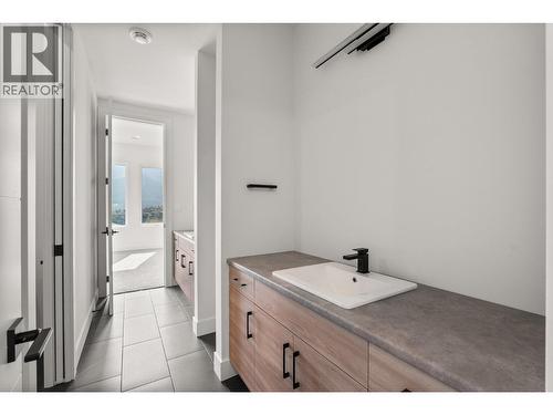 Jack and Jill Bathroom 4PC - 901 Melrose Street, Kelowna, BC - Indoor Photo Showing Other Room