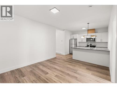 Legal Suite Kitchen/Living Room - 901 Melrose Street, Kelowna, BC - Indoor Photo Showing Kitchen