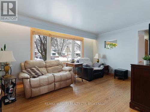 251 Clarke Street, Port Colborne (Killaly East), ON - Indoor Photo Showing Living Room