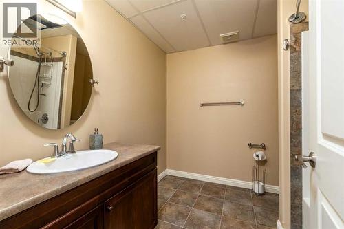 328, 4102 69 Avenue, Lloydminster, AB - Indoor Photo Showing Bathroom