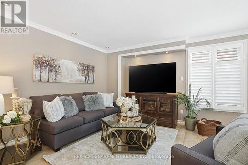 9 Stone Gate Drive, Grimsby, ON - Indoor Photo Showing Living Room