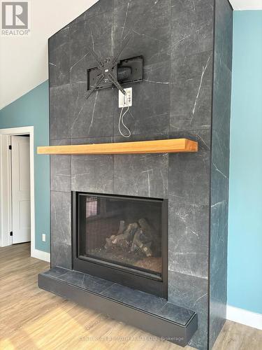 150 Nelson Street E, New Tecumseth, ON - Indoor Photo Showing Living Room With Fireplace