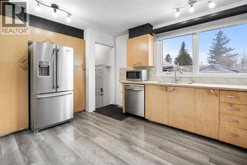 724 Pinecliff Road Ne, Calgary, AB - Indoor Photo Showing Kitchen