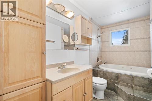 724 Pinecliff Road Ne, Calgary, AB - Indoor Photo Showing Bathroom