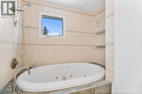 724 Pinecliff Road Ne, Calgary, AB - Indoor Photo Showing Bathroom