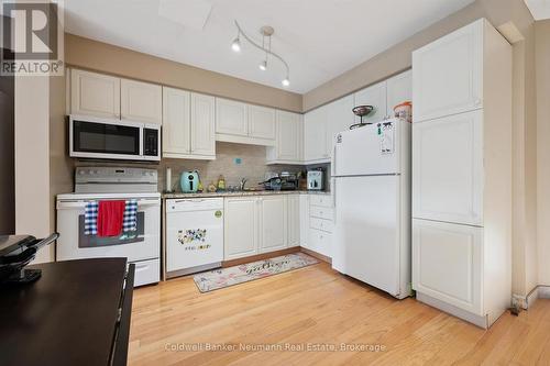33 - 124 Gosling Gardens, Guelph (Clairfields/Hanlon Business Park), ON - Indoor Photo Showing Kitchen
