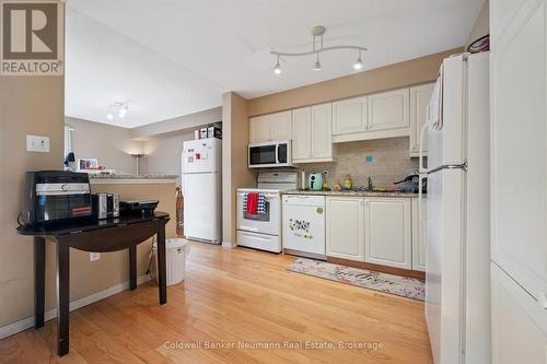 33 - 124 Gosling Gardens, Guelph (Clairfields/Hanlon Business Park), ON - Indoor Photo Showing Kitchen