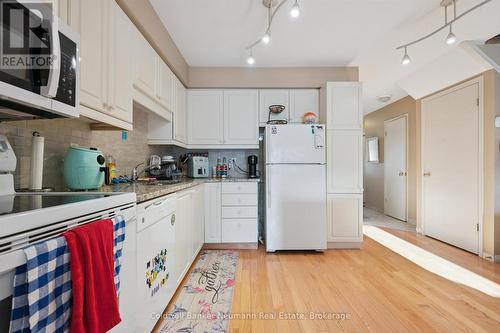 33 - 124 Gosling Gardens, Guelph (Clairfields/Hanlon Business Park), ON - Indoor Photo Showing Kitchen
