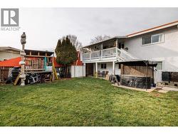 Please note the sitting area below the back sundeck, perfect for downstairs unit - 