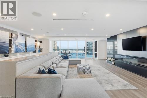 16 Concord Place Unit# 346, Grimsby, ON - Indoor Photo Showing Living Room