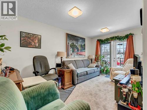 628 Industrial Avenue Se, Medicine Hat, AB - Indoor Photo Showing Living Room