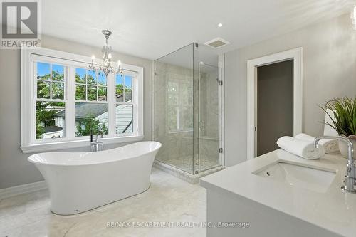 391 Patricia Drive, Burlington, ON - Indoor Photo Showing Bathroom