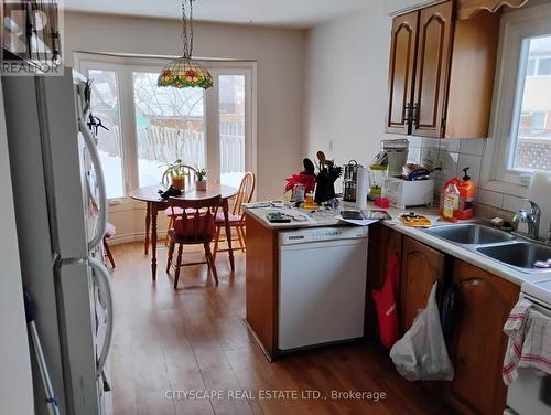 3115 Cambourne Crescent, Mississauga, ON - Indoor Photo Showing Kitchen With Double Sink