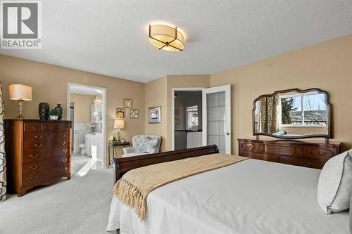 63 Springbank Crescent Sw, Calgary, AB - Indoor Photo Showing Bedroom
