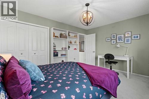 63 Springbank Crescent Sw, Calgary, AB - Indoor Photo Showing Bedroom