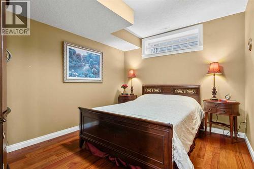 63 Springbank Crescent Sw, Calgary, AB - Indoor Photo Showing Bedroom