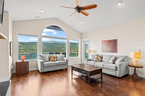 21-83 Peregrine Way, Vernon, BC - Indoor Photo Showing Living Room