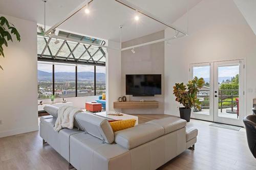 2266 Omineca Place, Kelowna, BC - Indoor Photo Showing Living Room
