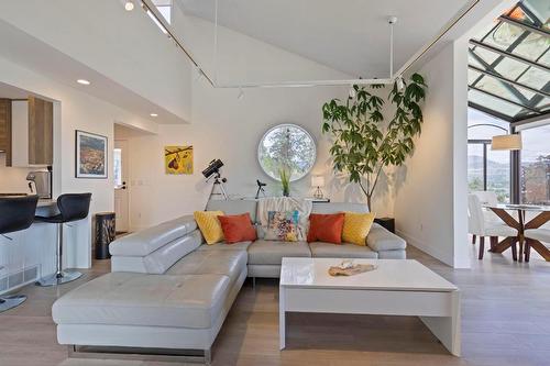 2266 Omineca Place, Kelowna, BC - Indoor Photo Showing Living Room