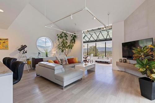 2266 Omineca Place, Kelowna, BC - Indoor Photo Showing Living Room