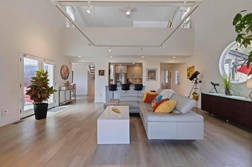 2266 Omineca Place, Kelowna, BC - Indoor Photo Showing Living Room