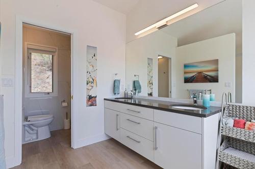2266 Omineca Place, Kelowna, BC - Indoor Photo Showing Bathroom