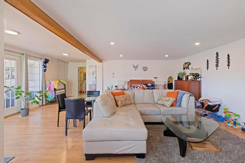 2266 Omineca Place, Kelowna, BC - Indoor Photo Showing Living Room