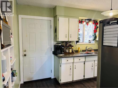 132 Lakeview Avenue, Williams Lake, BC - Indoor Photo Showing Kitchen With Double Sink