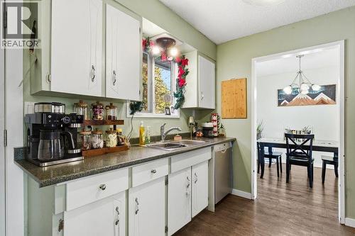132 Lakeview Avenue, Williams Lake, BC - Indoor Photo Showing Kitchen With Double Sink