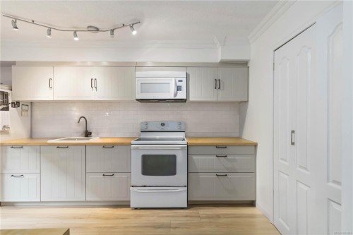 16-477 Lampson St, Esquimalt, BC 