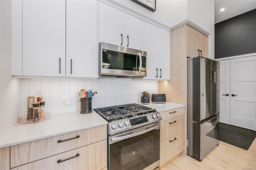 608-947 Whirlaway Cres, Langford, BC - Indoor Photo Showing Kitchen With Upgraded Kitchen
