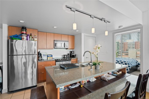606-760 Johnson St, Victoria, BC - Indoor Photo Showing Kitchen
