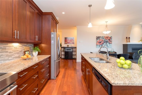 402-2409 Bevan Ave, Sidney, BC - Indoor Photo Showing Kitchen With Double Sink With Upgraded Kitchen