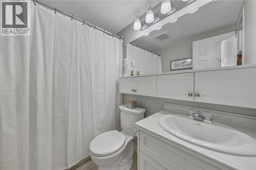 10 Derby Lane Unit# 401, Sarnia, ON - Indoor Photo Showing Bathroom