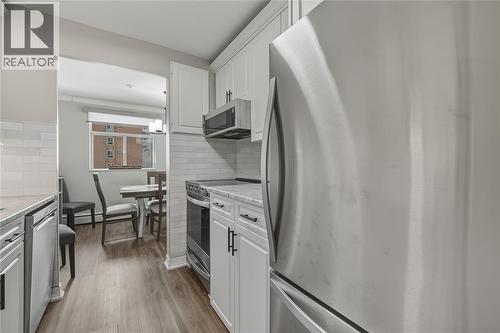 10 Derby Lane Unit# 401, Sarnia, ON - Indoor Photo Showing Kitchen With Upgraded Kitchen