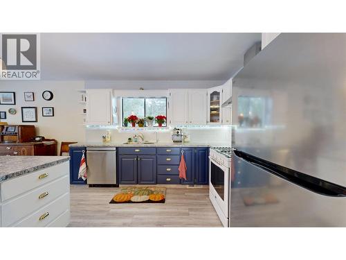 5040 Hansen Court, 108 Mile Ranch, BC - Indoor Photo Showing Kitchen