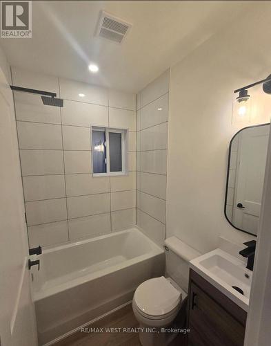 413 Paling Avenue, Hamilton, ON - Indoor Photo Showing Bathroom