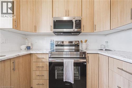 131 Welbourn Drive, Hamilton, ON - Indoor Photo Showing Kitchen