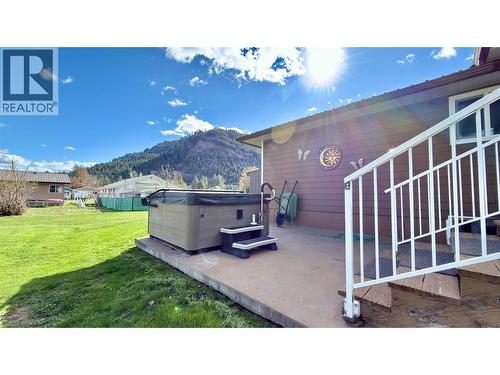 570 Eholt Street, Midway, BC - Outdoor