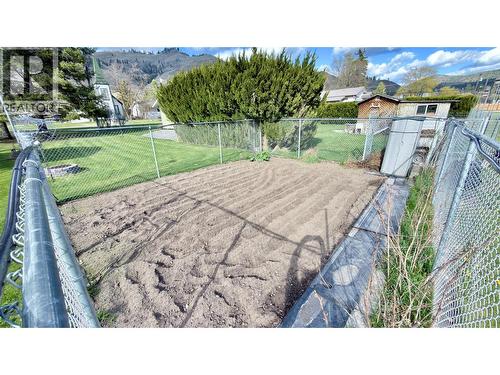 570 Eholt Street, Midway, BC - Outdoor