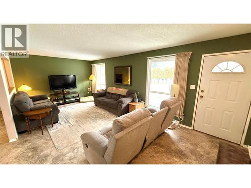570 Eholt Street, Midway, BC - Indoor Photo Showing Living Room
