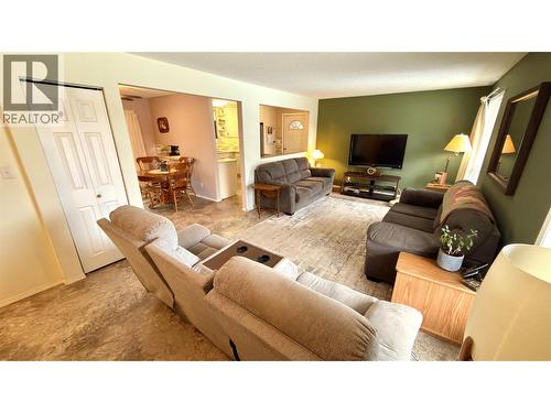 570 Eholt Street, Midway, BC - Indoor Photo Showing Living Room
