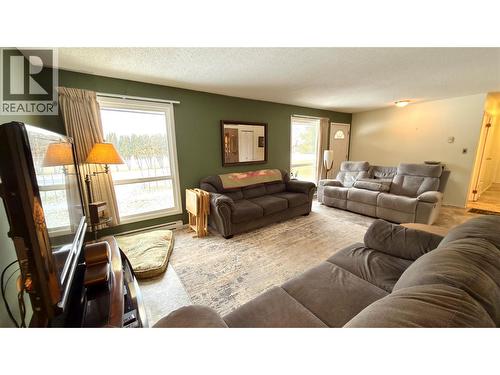 570 Eholt Street, Midway, BC - Indoor Photo Showing Living Room