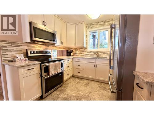 570 Eholt Street, Midway, BC - Indoor Photo Showing Kitchen