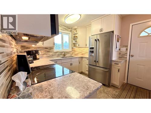 570 Eholt Street, Midway, BC - Indoor Photo Showing Kitchen