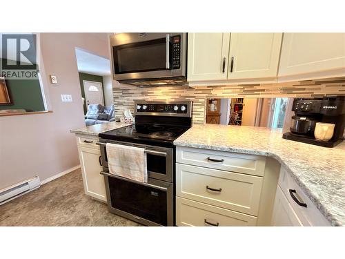 570 Eholt Street, Midway, BC - Indoor Photo Showing Kitchen