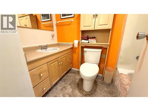 570 Eholt Street, Midway, BC - Indoor Photo Showing Bathroom