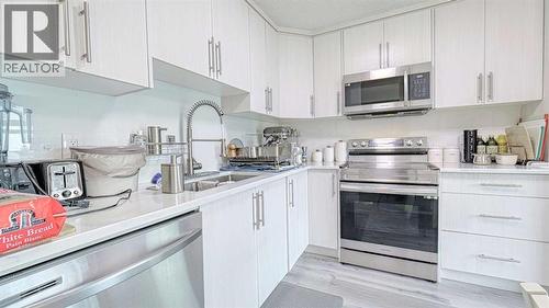 559 Abinger Road Ne, Calgary, AB - Indoor Photo Showing Kitchen